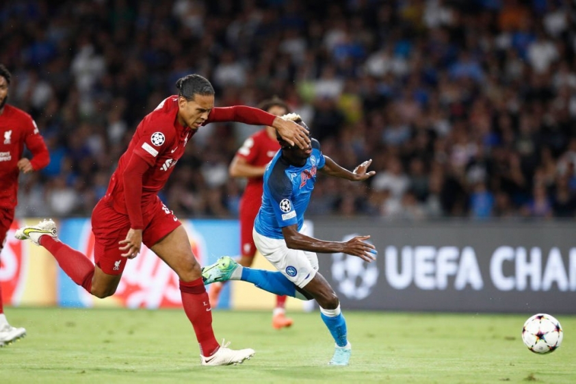 Victor Osimhen là cơn ác mộng với Liverpool trong hiệp 1 trận đấu. Ảnh: Internet