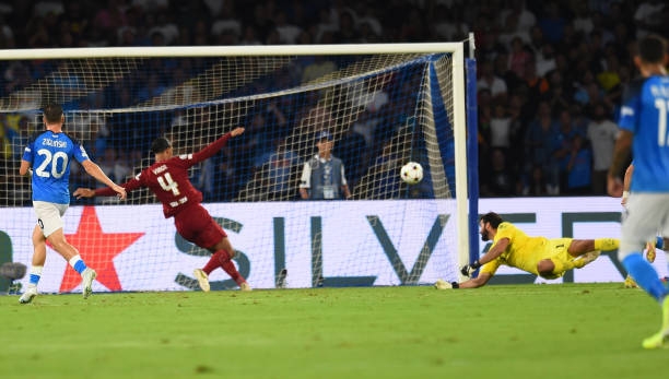 Van Dijk tỏ ra vất vả khi liên tục phải sửa chữa những sai lầm của Joe Gomez. Ảnh: Internet