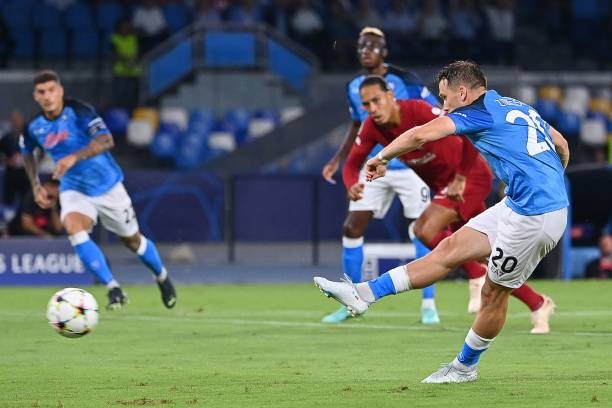 Zielinski mở tỷ số cho Napoli sau sai lầm tai hại của James Milner khi để bóng chạm tay. Ảnh: Internet