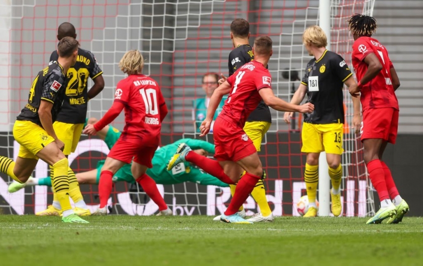 Dortmund nhận bàn thua từ sớm bởi bàn thắng của Willi Orban. Ảnh: Internet