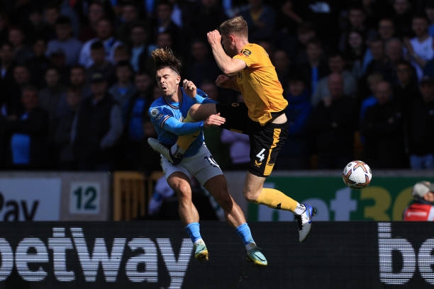 Cận cảnh pha vào bóng rợn người của cầu thủ Wolves với Jack Grealish 188959