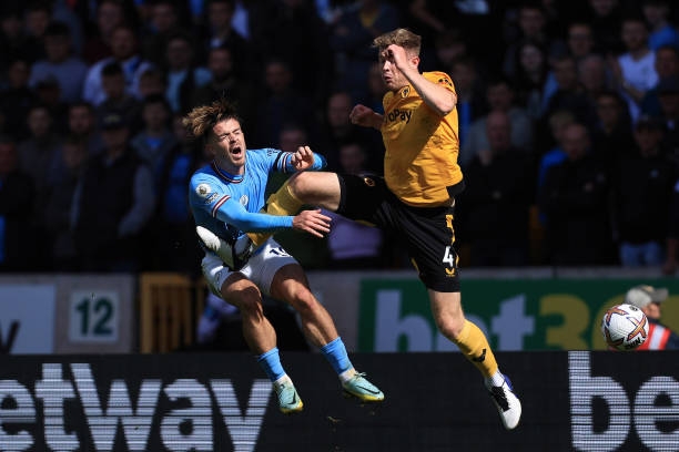 Cận cảnh pha vào bóng rợn người của cầu thủ Wolves với Jack Grealish 188960