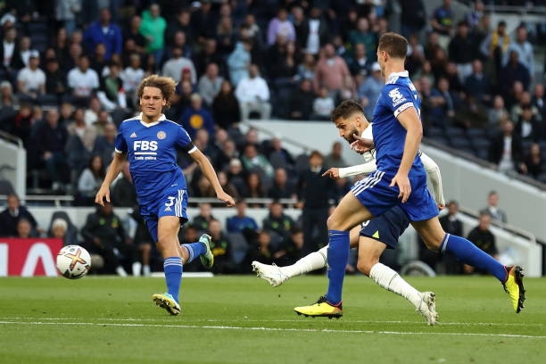 Sai lầm của Ndidi tạo cơ hội cho Bentancur nâng ty số lên 3-2 cho Tottenham. Ảnh: Internet
