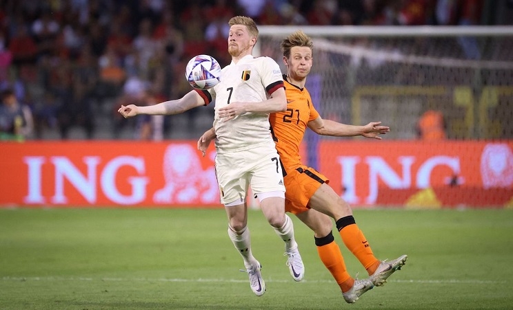 Trận đấu sắp tới còn chứng kiến màn đọ sức giữa De Bruyne và De Jong. Ảnh: Internet