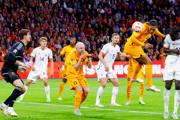 Van Dijk trở thành người hùng của trận đấu khi mở tỷ số cho Hà Lan ở phút 73. Ảnh: Internet