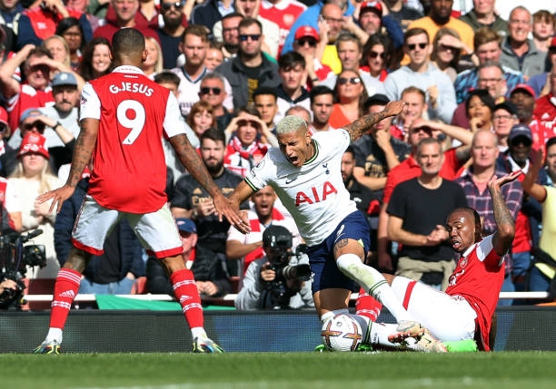 Trung vệ Gabriel Magalhaes có ngày thi đấu tròn vai mặc dù là nguyên nhân khiến Arsenal phải nhận quả 11 mét. Ảnh: Internet