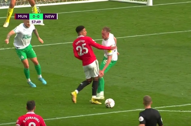 Tranh cãi xung quanh việc MU mất trắng trợn quả penalty trước Newcastle 203719