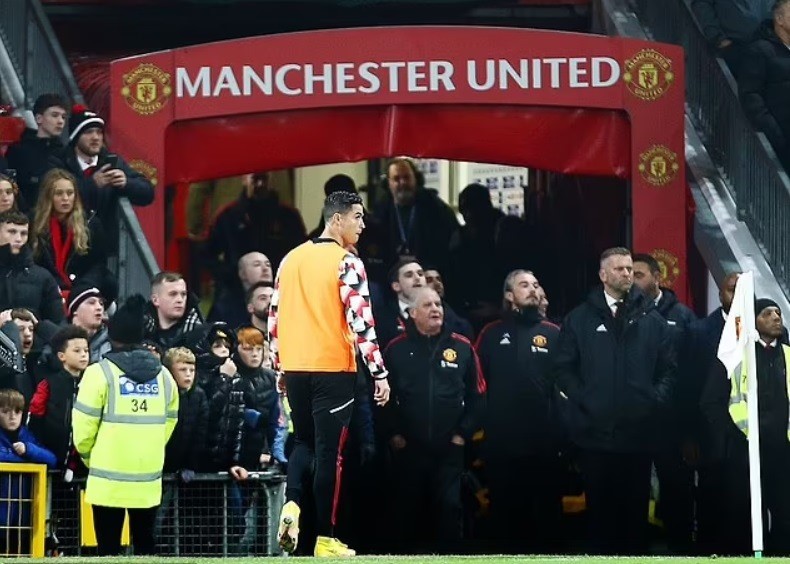 Vừa nếm trái đắng vụ nổi loạn, Ronaldo tiếp tục bị MU 'ghẻ lạnh' 206269