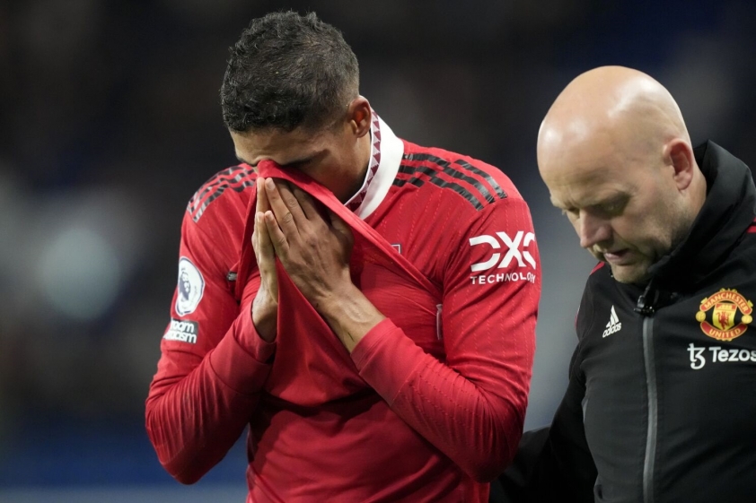 Varane khiến huyền thoại MU tức điên người vì sự 'yếu đuối' 208437