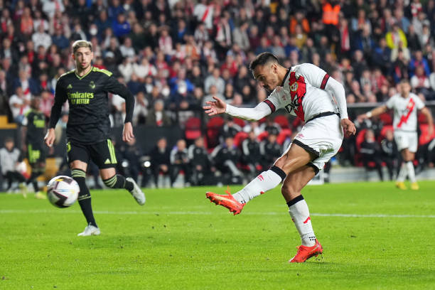 Thất bại trước Vallecano chính thức đưa Barcelona vượt Real Madrid trong cuộc đua vô địch. Ảnh: Internet