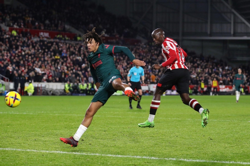 Liverpool chỉ biết tự trách mình bởi những sai lầm nơi hàng thủ. Ảnh: Internet
