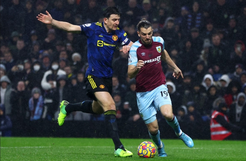 Ten Hag 'phế' Harry Maguire, MU sắp có 'Van Dijk nước Pháp' thay thế? 239814