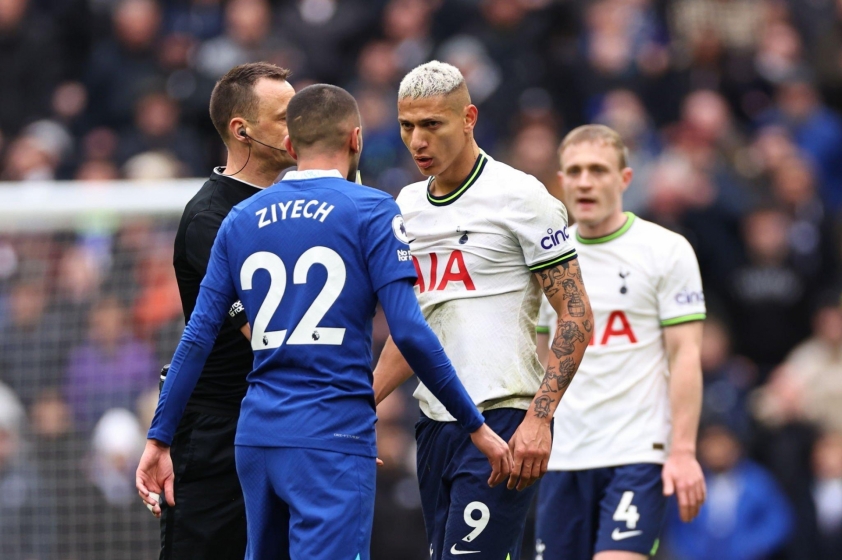 Hakim Ziyech suýt báo hại Chelsea bằng pha va chạm với Richarlison. Ảnh: Internet