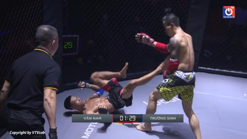 Phạm Văn Nam thắng nghẹt thở tại Cúp MMA Việt Nam 2021 97238