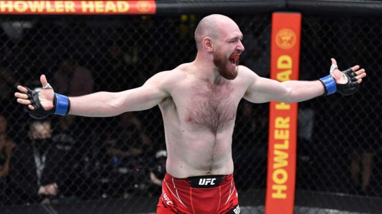 Tân binh gây sốt làng võ với chiến thắng knock-out đầu tiên tại UFC 2022 105536
