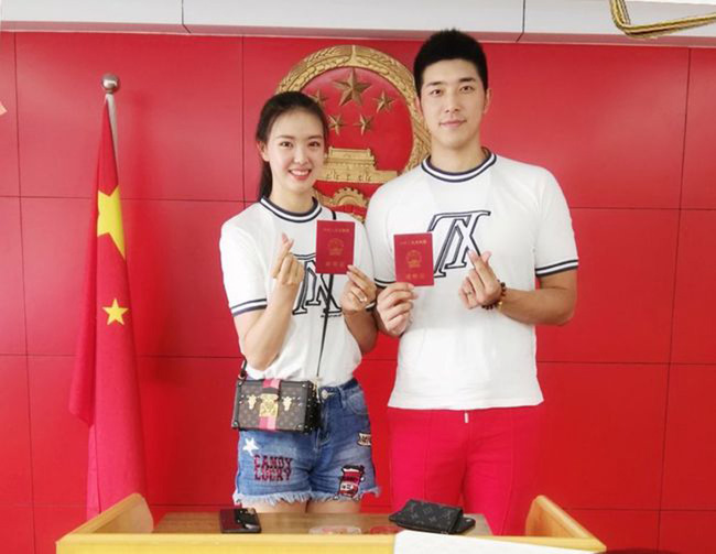 Nữ thần bóng chuyền xứ Trung từng gây 'bão' tại World Cup lên xe hoa, chồng cao đến 2m10 113350