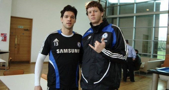 Hạ gục đối thủ trong 2 hiệp đấu, cựu thủ thành Chelsea chạm mốc 12 chiến thắng trong sự nghiệp 120543
