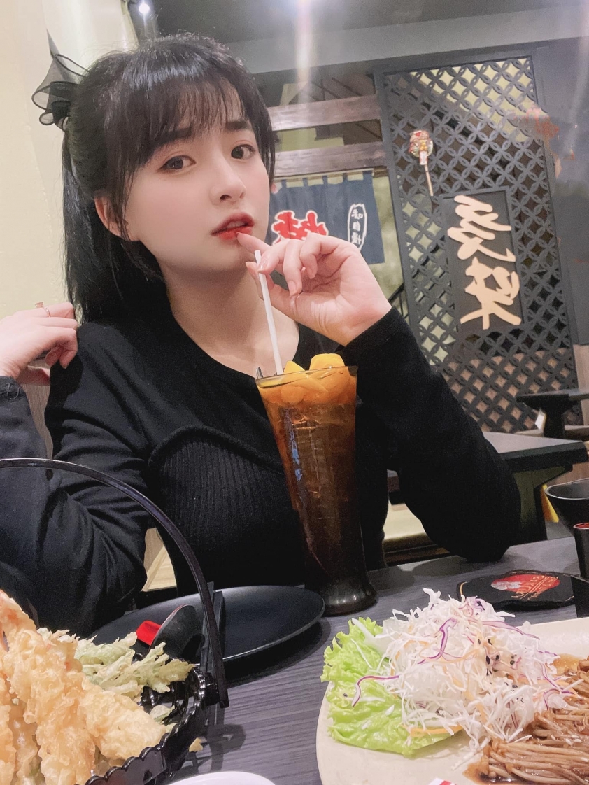 meo 2k4 la ai? nu streamer lien quan cua V Gaming