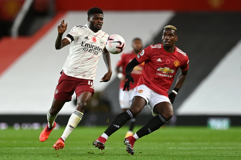 Pogba gần như bị Thomas Partey khóa chặt (Ảnh: Internet)