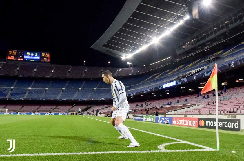 Ronaldo có điệu ăn mừng quen thuộc sau bàn thắng vào lưới Barca (Ảnh: Juventus)