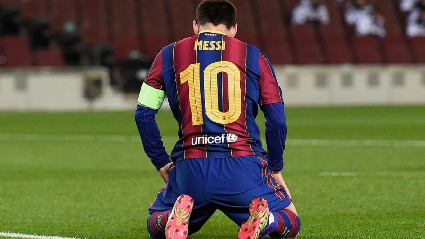 Messi hoàn toàn bất lực trước lối chơi chặt chẽ của Bà đầm già (Ảnh: Internet)