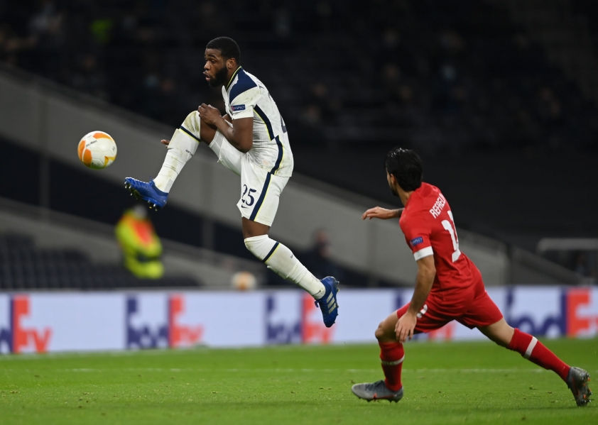 Tottenham chơi khá bế tắc trong hiệp 1 với sơ đồ 3-4-3 (Ảnh: Internet)