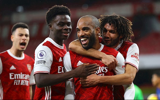 Bàn thắng của Lacazette giúp cho đội chủ nhà chơi càng hay (Ảnh: Internet)
