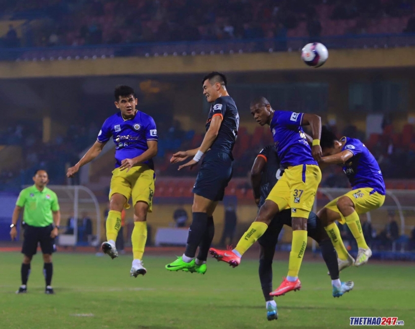 Tiến Linh luôn khiến cho Hà Nội FC phải khổ sở trong những tình huống chống đỡ (Ảnh: Minh Thư)