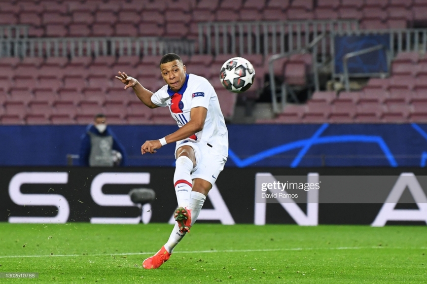 Mbappe liên tục gieo sầu cho Barcelona (Ảnh: Getty)