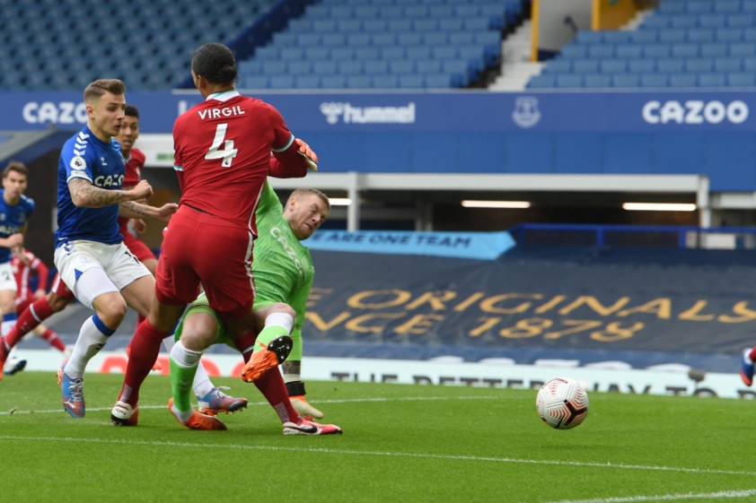 Pha vào bóng kinh hoàng của Pickford khiến Van Dijk nghỉ thi đấu đến hết mùa giải (Ảnh: Getty)