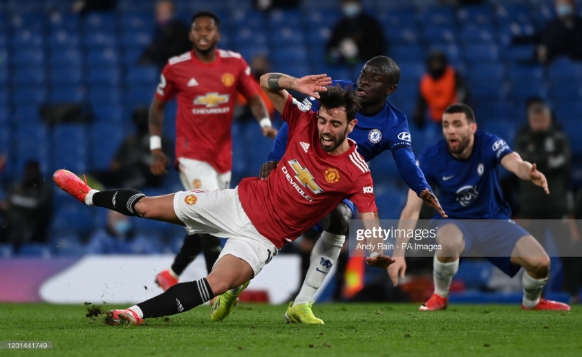 Bruno Fernandes được Kante 'chăm sóc' rất tốt trong trận đấu đêm qua (Ảnh: Getty)