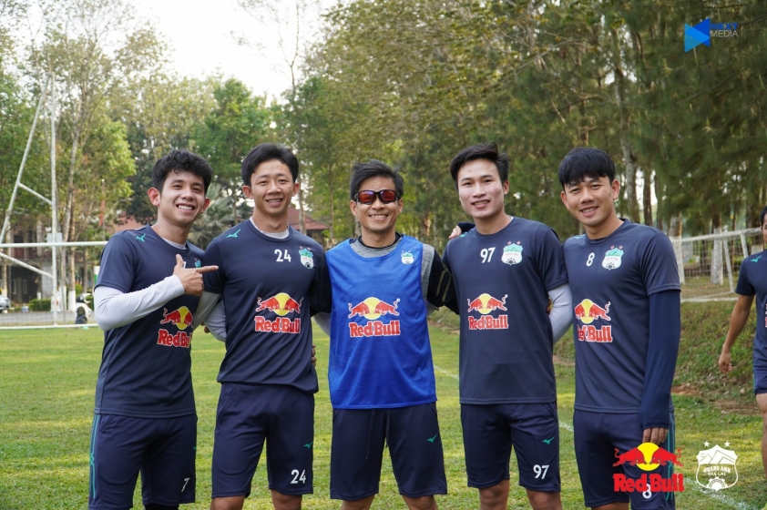Cầu thủ đội bóng Phố Núi rạng rỡ trước ngày V-League trở lại (Ảnh: FB CLB)