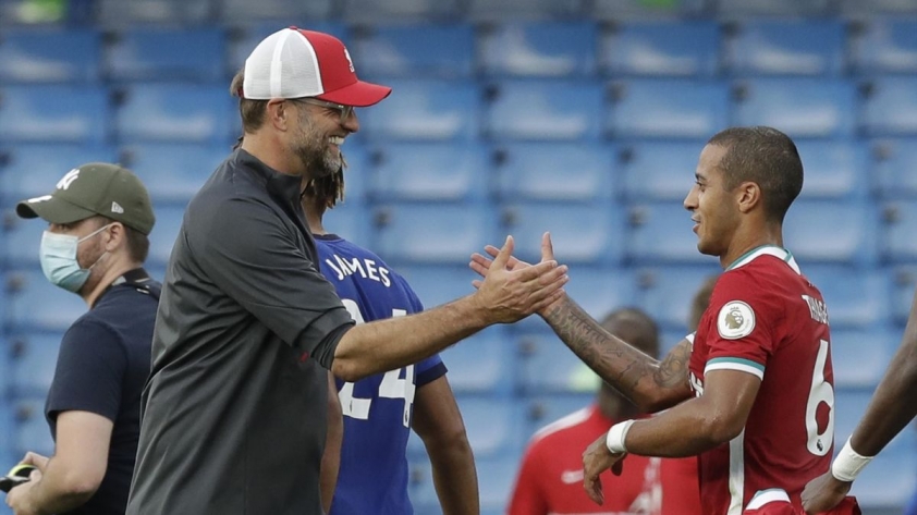 Klopp sẵn sàng bảo vệ cậu học trò của mình trước những chỉ trích tới từ truyền thông (Ảnh: Getty)
