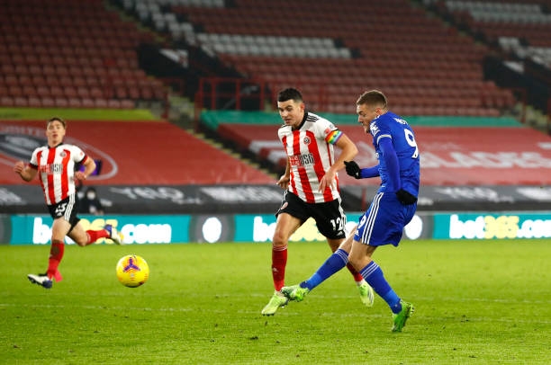 Người hùng Vardy giúp Leicester thoát hiểm trên sân khách Ảnh 1