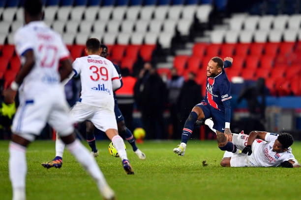 Neymar rơi nước mắt sau pha triệt hạ của đối thủ Ảnh 1