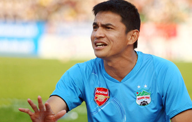 Bầu Đức: ‘Thuê Kiatisuk cũng chỉ để trụ hạng V-League’ Ảnh 1