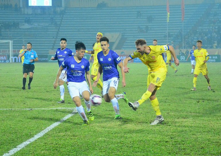 HLV Nam Định phản pháo sau khi bị Hà Nội FC tố 'chơi đểu' Ảnh 1