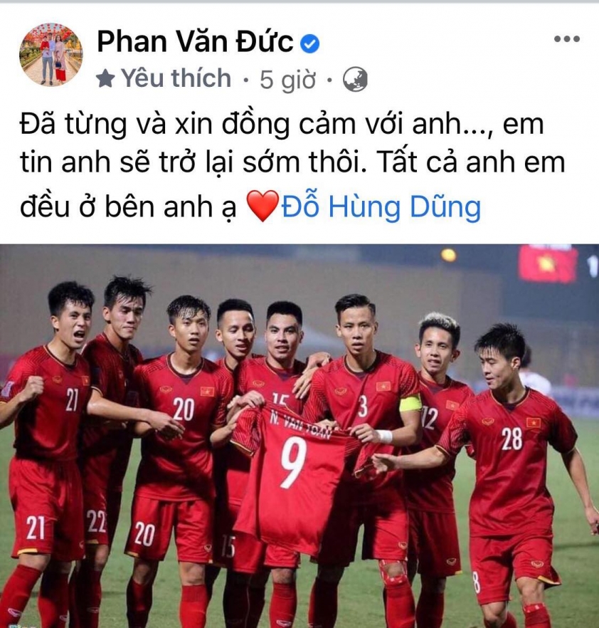 HLV Kiatisak cùng các cầu thủ động viên Hùng Dũng Ảnh 1