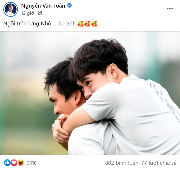 Toàn đội HAGL ăn mừng chiến thắng với NHM Ảnh 1