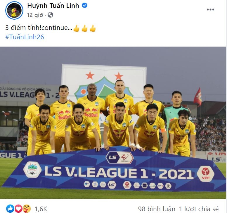Toàn đội HAGL ăn mừng chiến thắng với NHM Ảnh 1