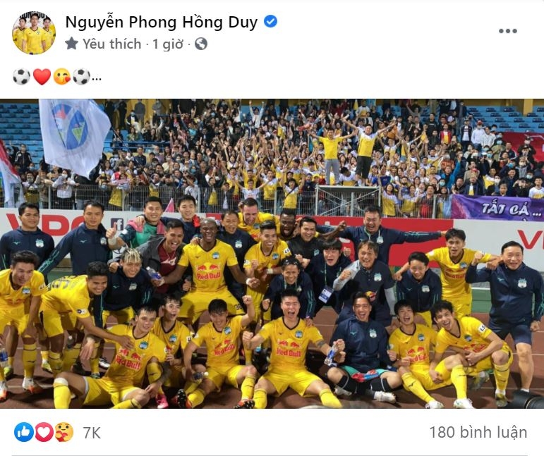 Toàn đội HAGL ăn mừng chiến thắng với NHM Ảnh 1