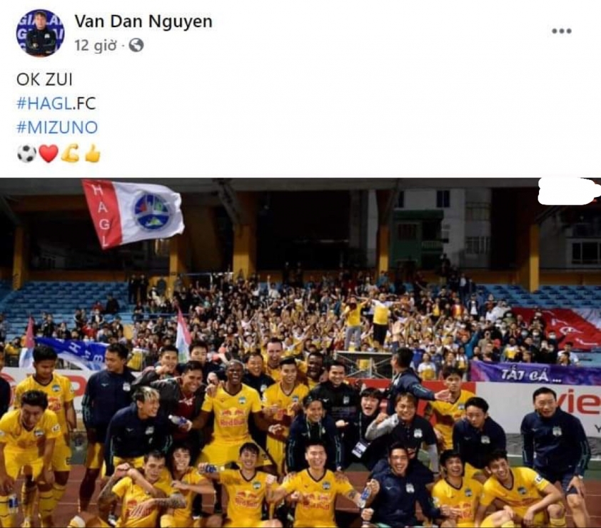 Toàn đội HAGL ăn mừng chiến thắng với NHM Ảnh 1