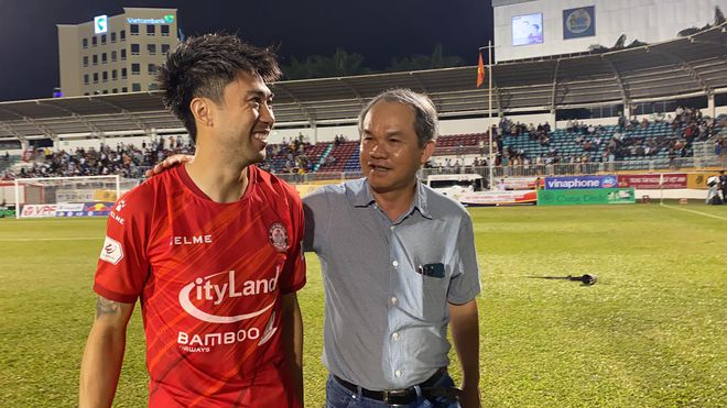 Bầu Đức xuống sân gặp Lee Nguyễn Ảnh 1