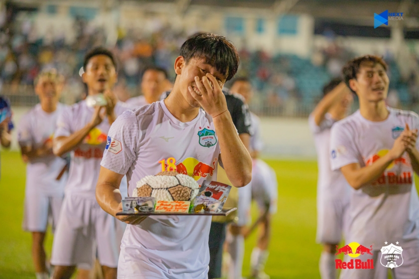 'Người hùng' của HAGL nhận món quà bất ngờ Ảnh 1