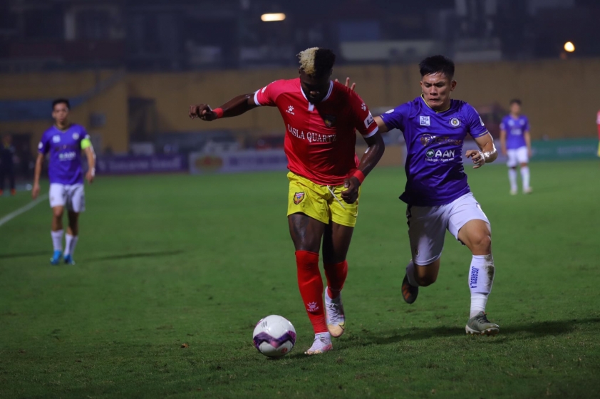 Trực tiếp Hà Nội 0-1 Hà Tĩnh: Đội khách dẫn trước Ảnh 1