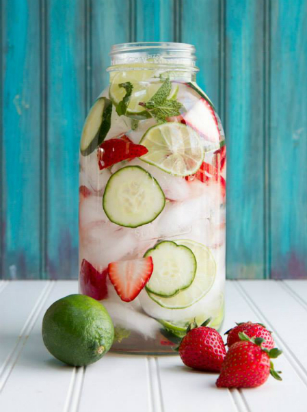 Nước detox giảm cân từ chanh, dâu tây cùng bạc hà