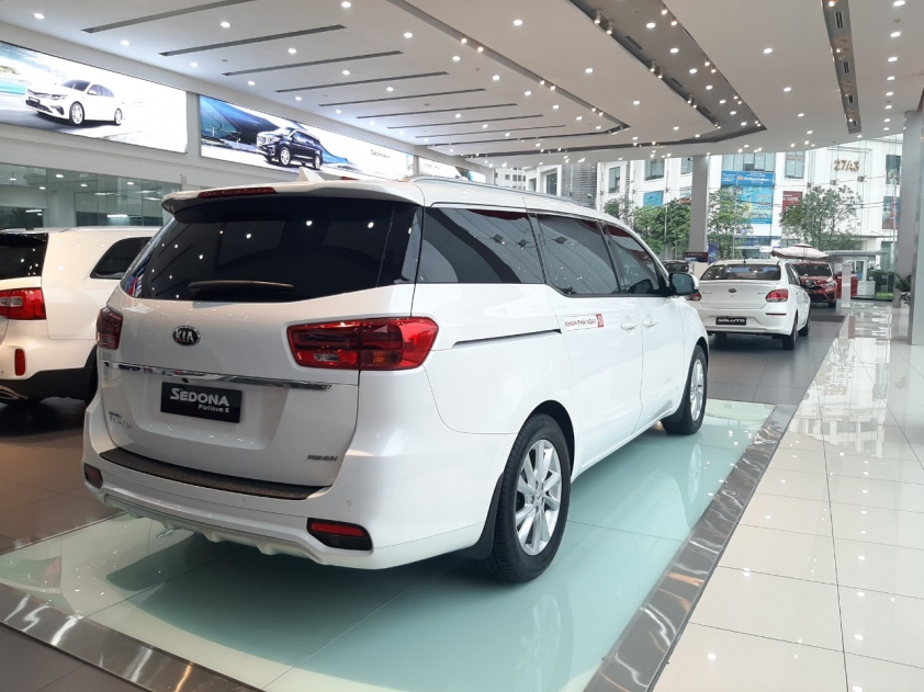 Đuôi xe Kia Sedona