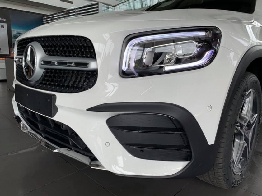 Đầu xe Mercedes GLB 200 AMG