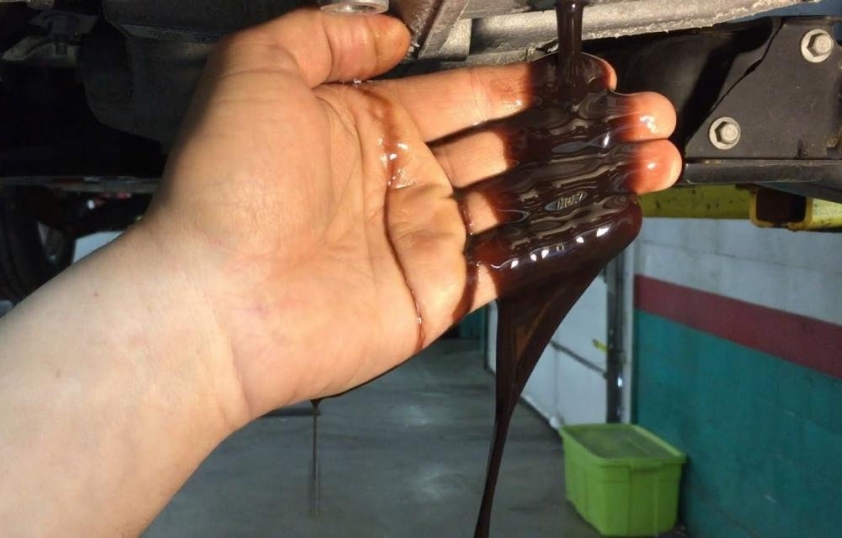 Dầu xe ô tô chuyển màu đen