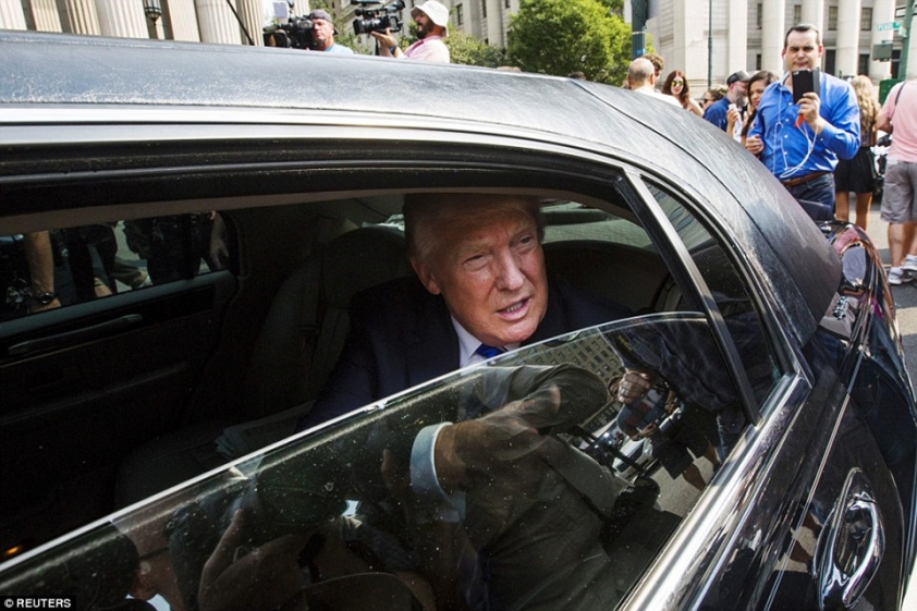 Presidential State Car hộ tống Donald Trump